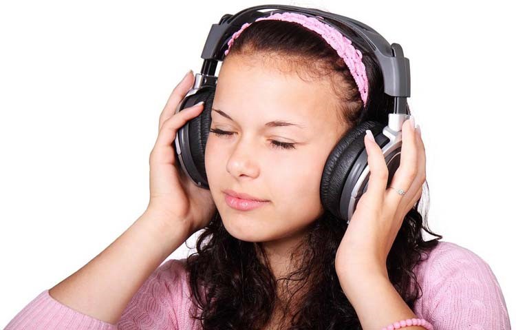 برای تقویت مهارت شنیداری زبان انگلیسی از کجا شروع کنیم؟